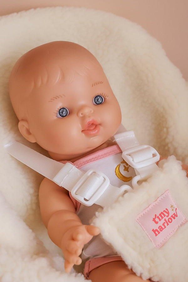 Tiny Harlow Dolls Car Seat Capsule - Cream Sherpa